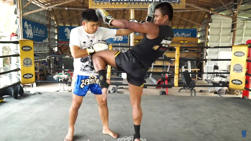 Using The Step In Knee With Buakaw Banchamek